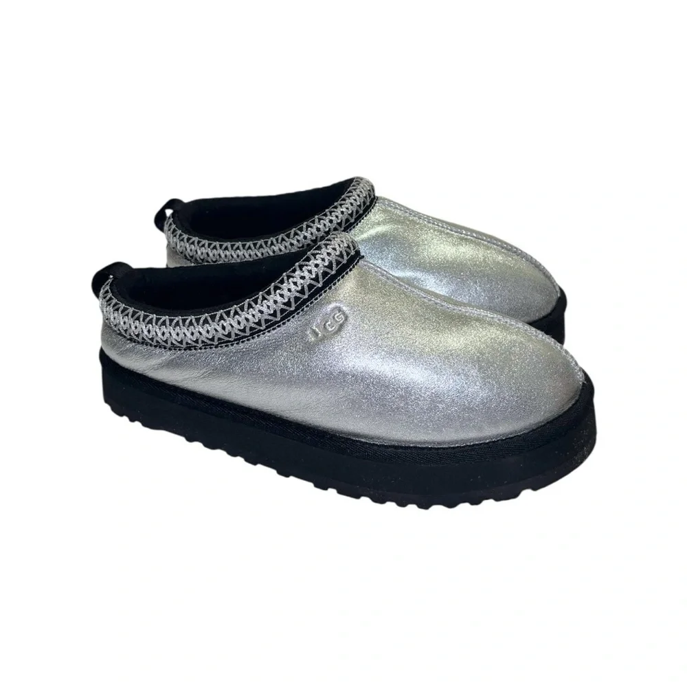 NEW UGG Unisex Kids Silver Slip-On Shoes Size 4
